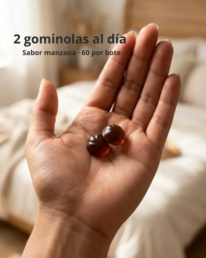 Dos gominolas de Ashwagandha de NurVita en la palma de la mano